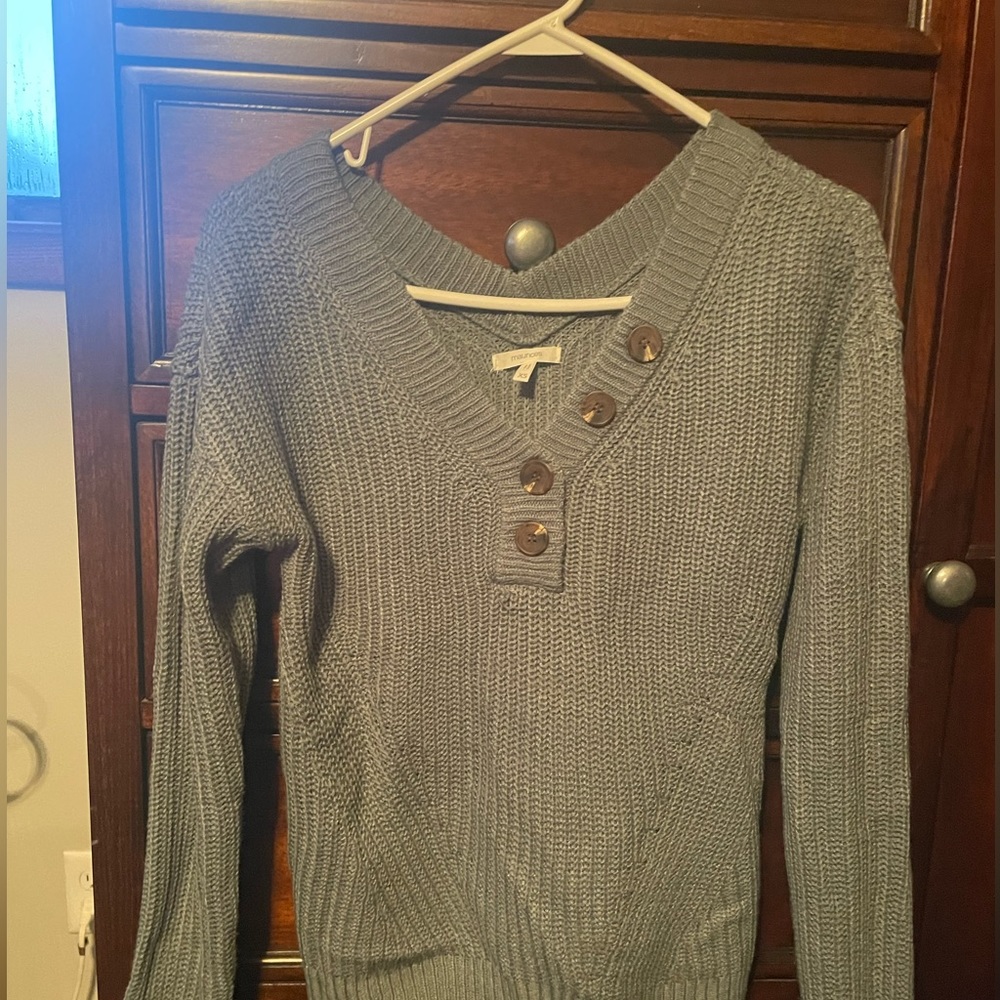 Maurice’s Xsmall button v-neck sweater